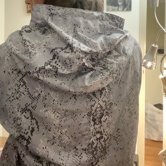 CALVIN KLEIN GREY SNAKESKIN PRINT WINDBREAKER - Picture 3 of 6